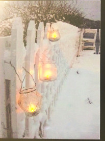 Világító téli kép kerítésre rakott lámpásokkal
