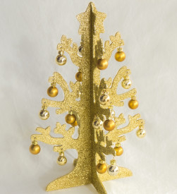 Csillogó arany színű karácsonyfa